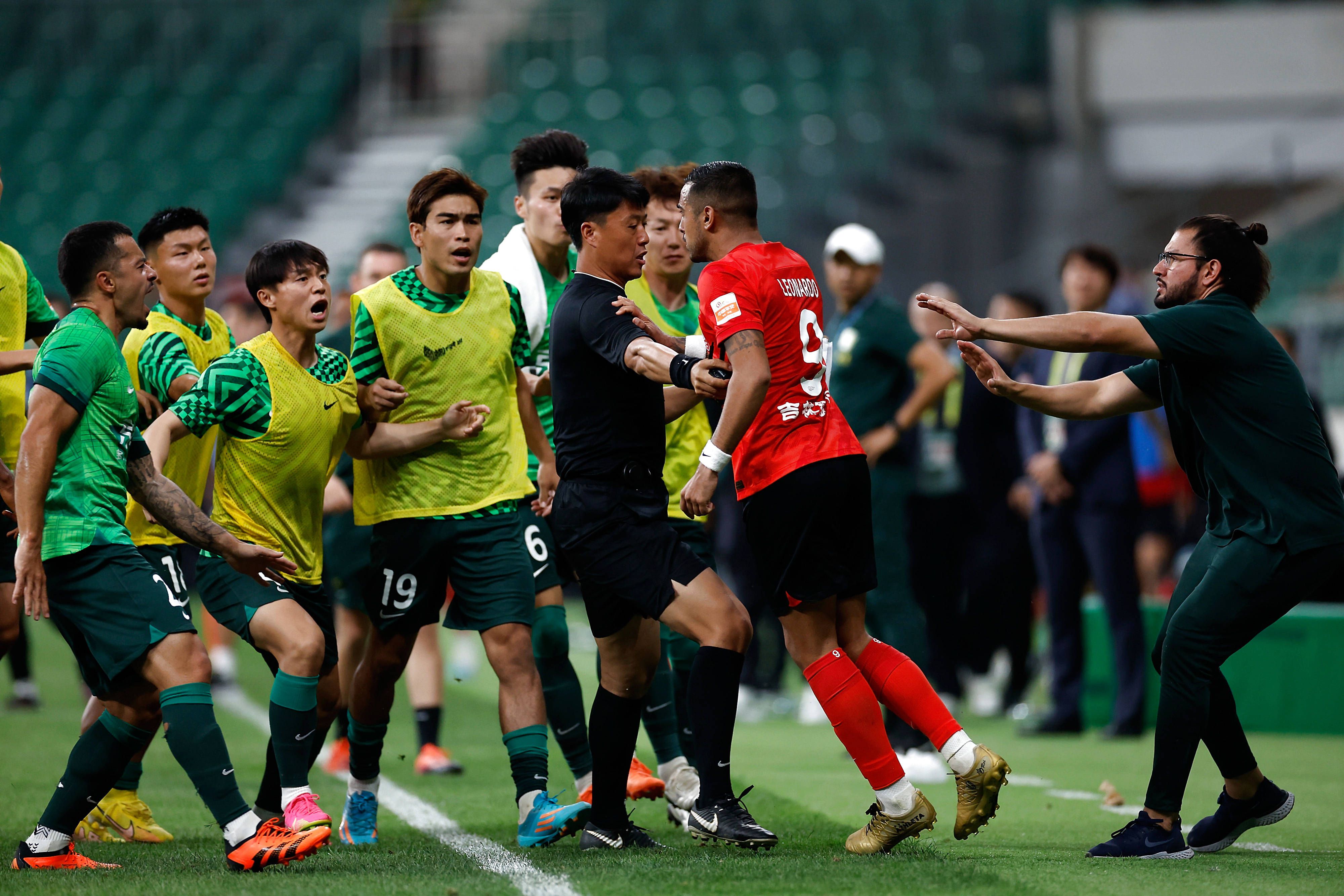 英媒footballtransfers的独家报道，阿森纳不会再继续尝试引进奥斯梅恩，而切尔西会继续尝试引进奥斯梅恩。